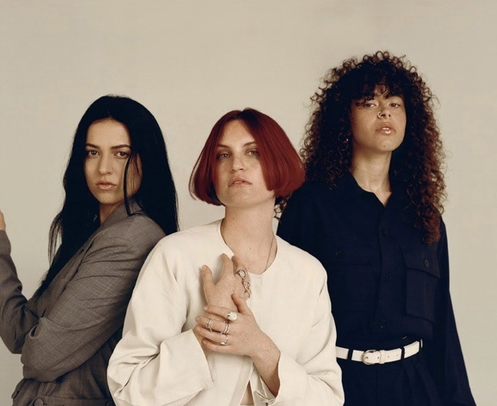 MUNA – Navy Blue