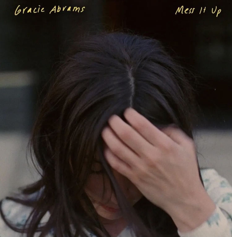 Gracie Abrams – Mess It Up